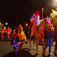 Martinus reitet auf Pferd durch Veert
